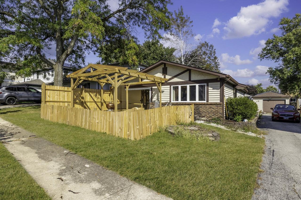224 Radcliff Dr., Bolingbrook, IL 60440