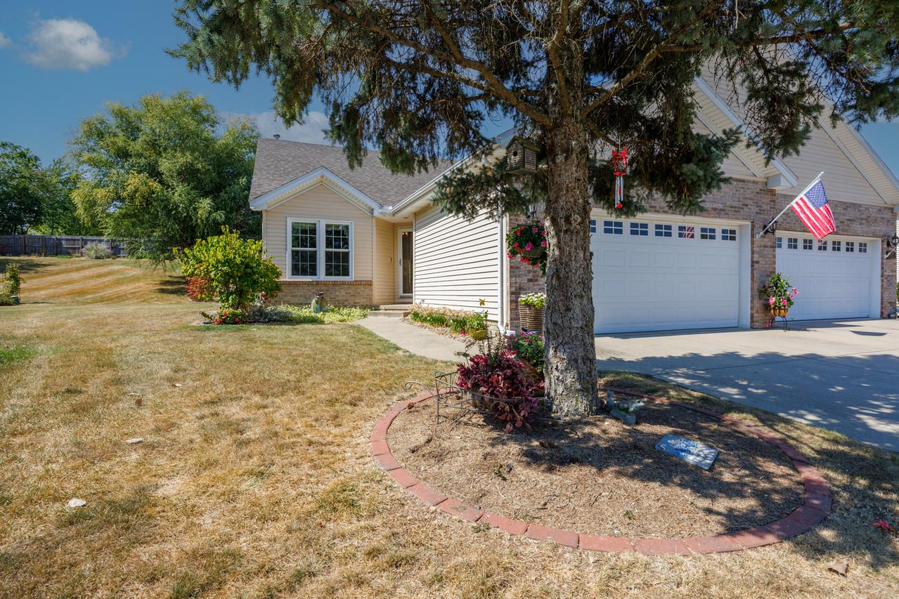 109 Meadow Ridge Dr. #B, Bloomington, IL 61704