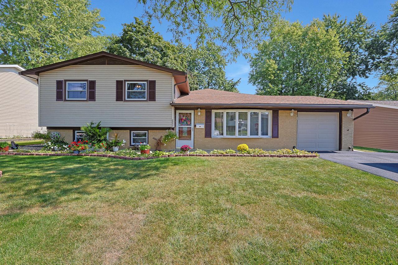 6857 Hawthorne Ln., Hanover Park, IL 60133
