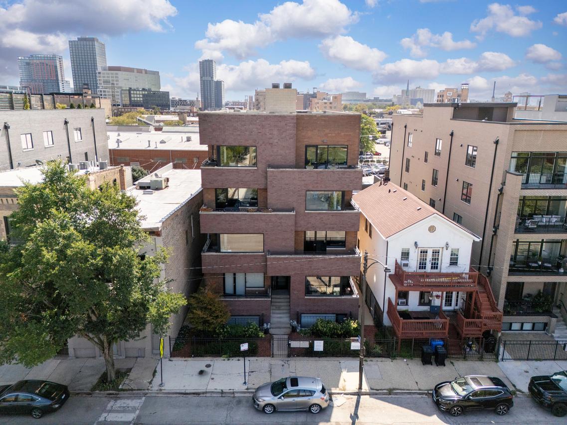 1445 W Grand Ave. #3W, Chicago, IL 60642