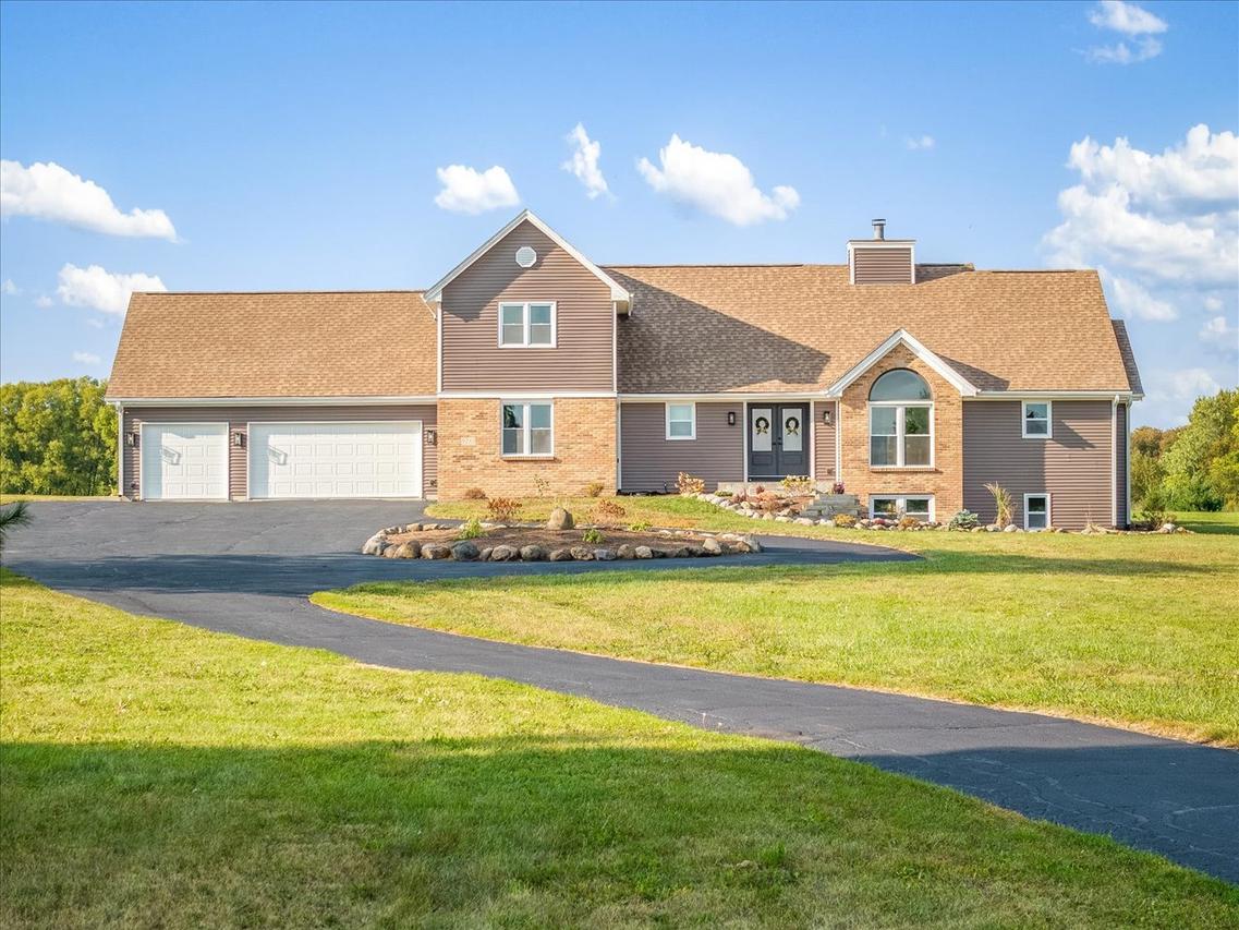9281 Auburn Rd., Winnebago, IL 61088