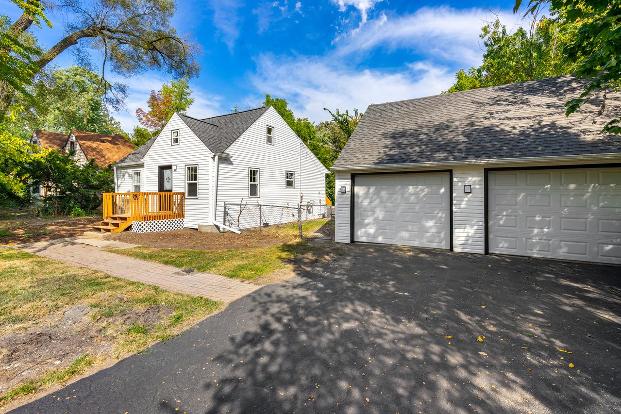 319 Grandview Dr., Round Lake Park, IL 60073