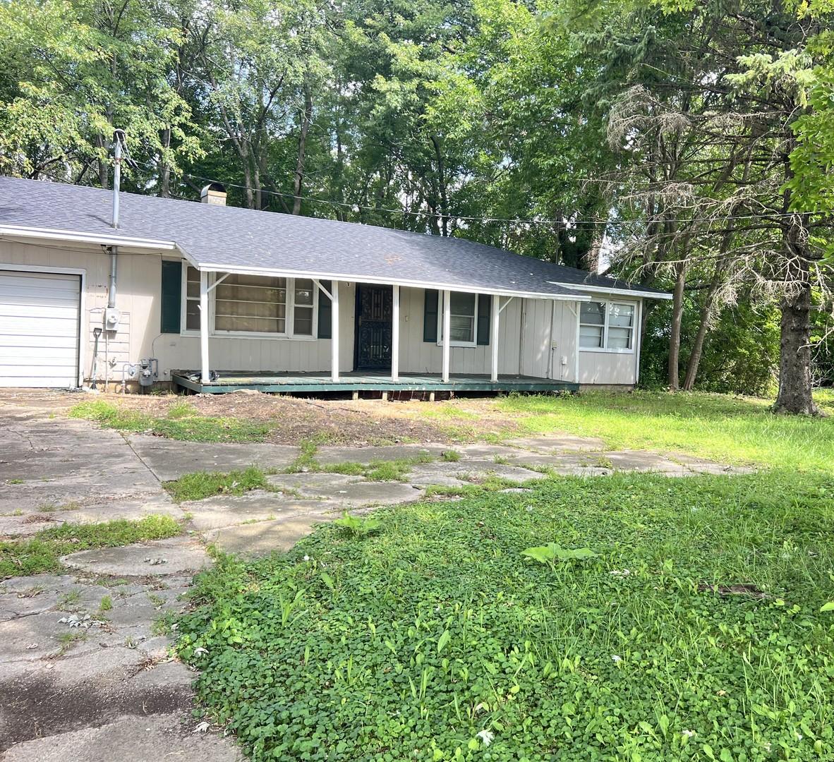 617 E Fairview Dr., Dekalb, IL 60115