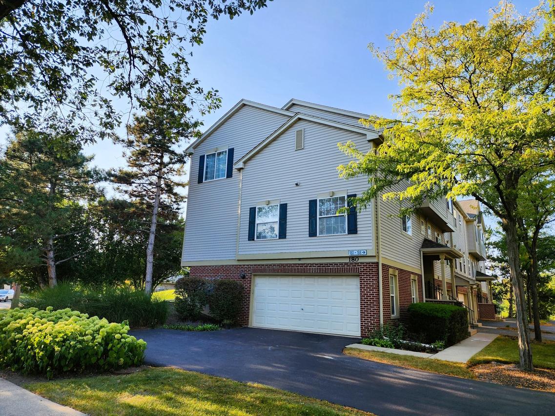 180 Monarch Dr., Streamwood, IL 60107