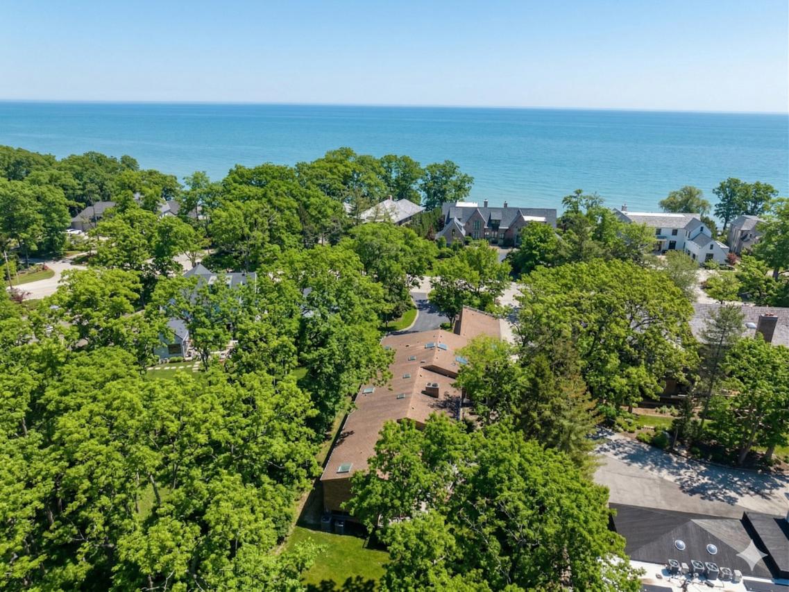 990 Sheridan Rd., Highland Park, IL 60035