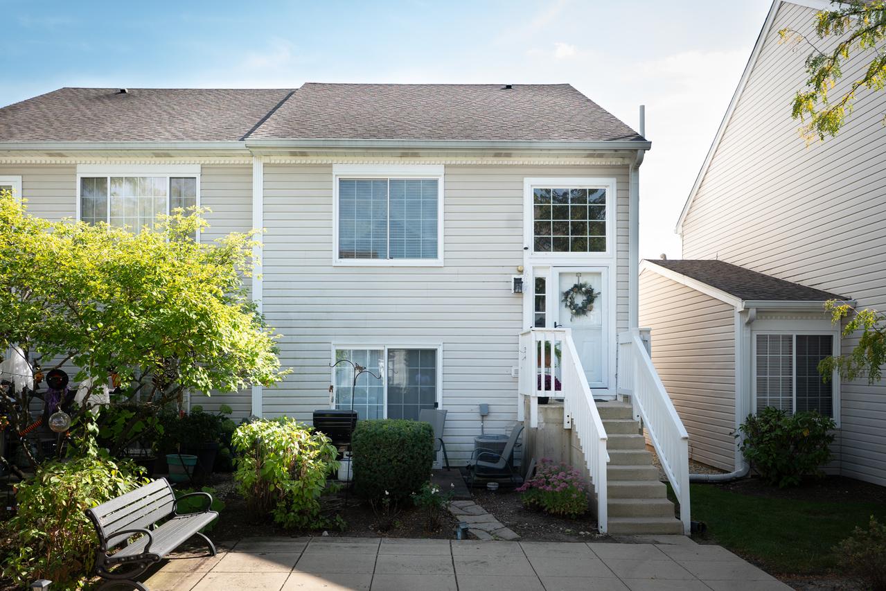617 Hidden Creek Ln., North Aurora, IL 60542