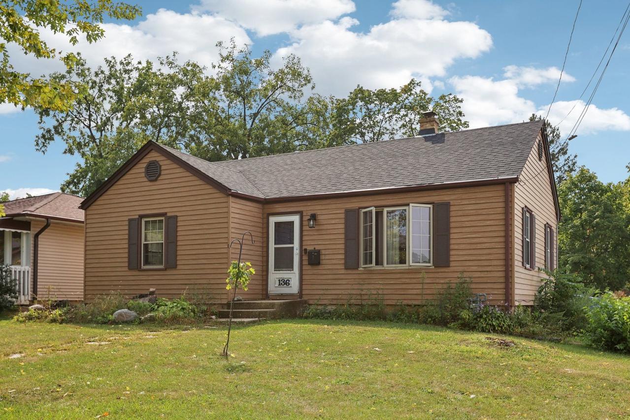 136 Hubbard Ct., Wauconda, IL 60084
