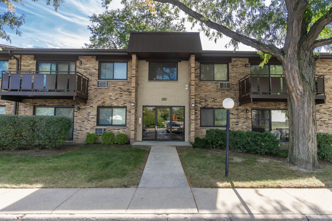 2640 N Windsor Dr. #102, Arlington Heights, IL 60004