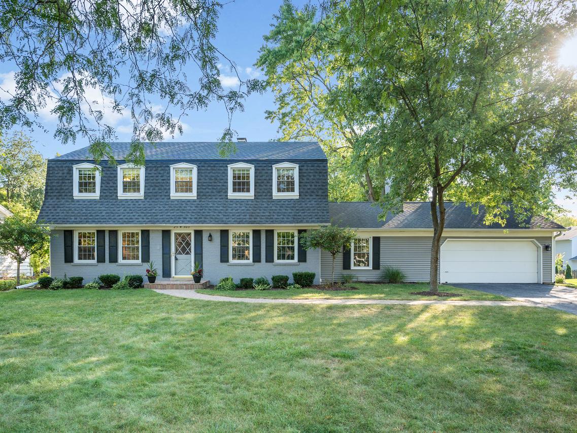 25w303 Gunston Ave., Naperville, IL 60540