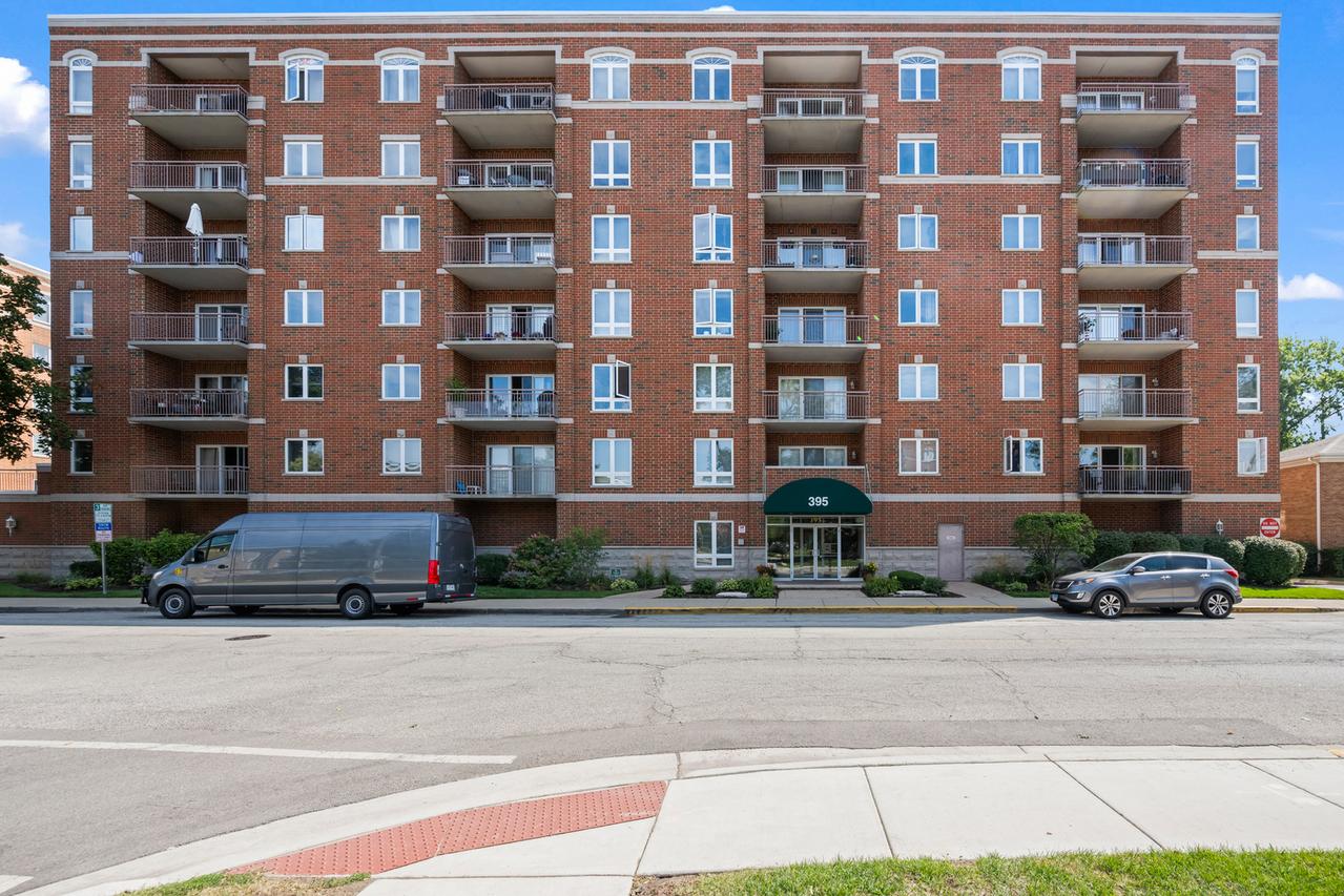 395 Graceland Ave. #207, Des Plaines, IL 60016