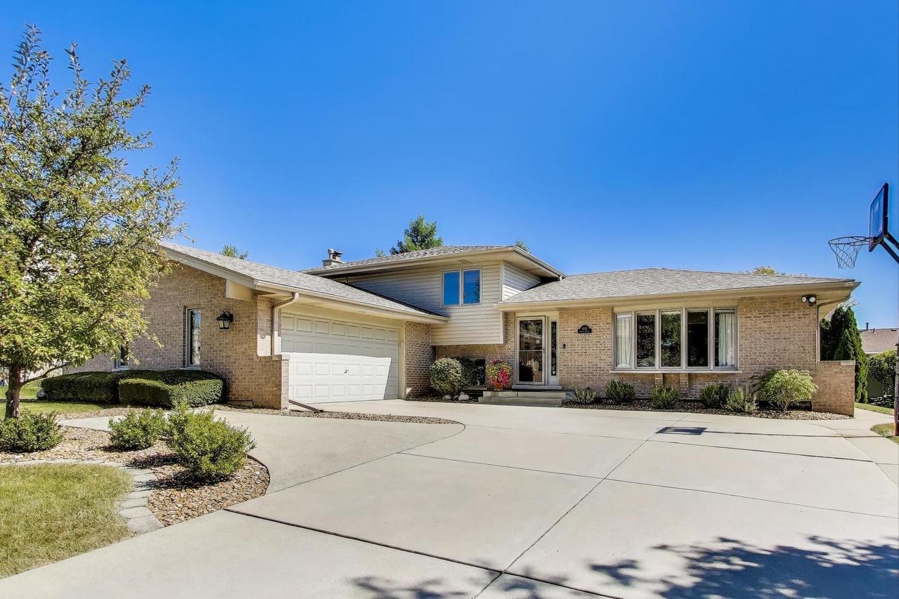 8843 Oxford St., Woodridge, IL 60517