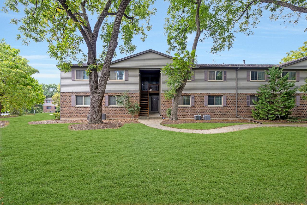280 Woodridge Cir. #E, South Elgin, IL 60177