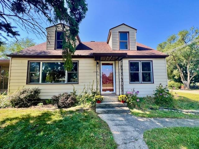 1323 Monroe St., Lake In The Hills, IL 60156
