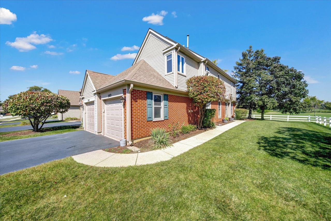 307 University Ln. #A, Elk Grove Village, IL 60007
