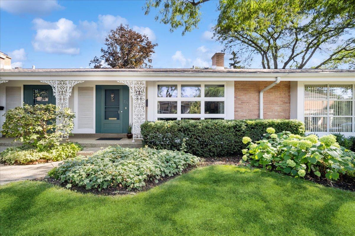 711 Carriage Hill Dr., Glenview, IL 60025