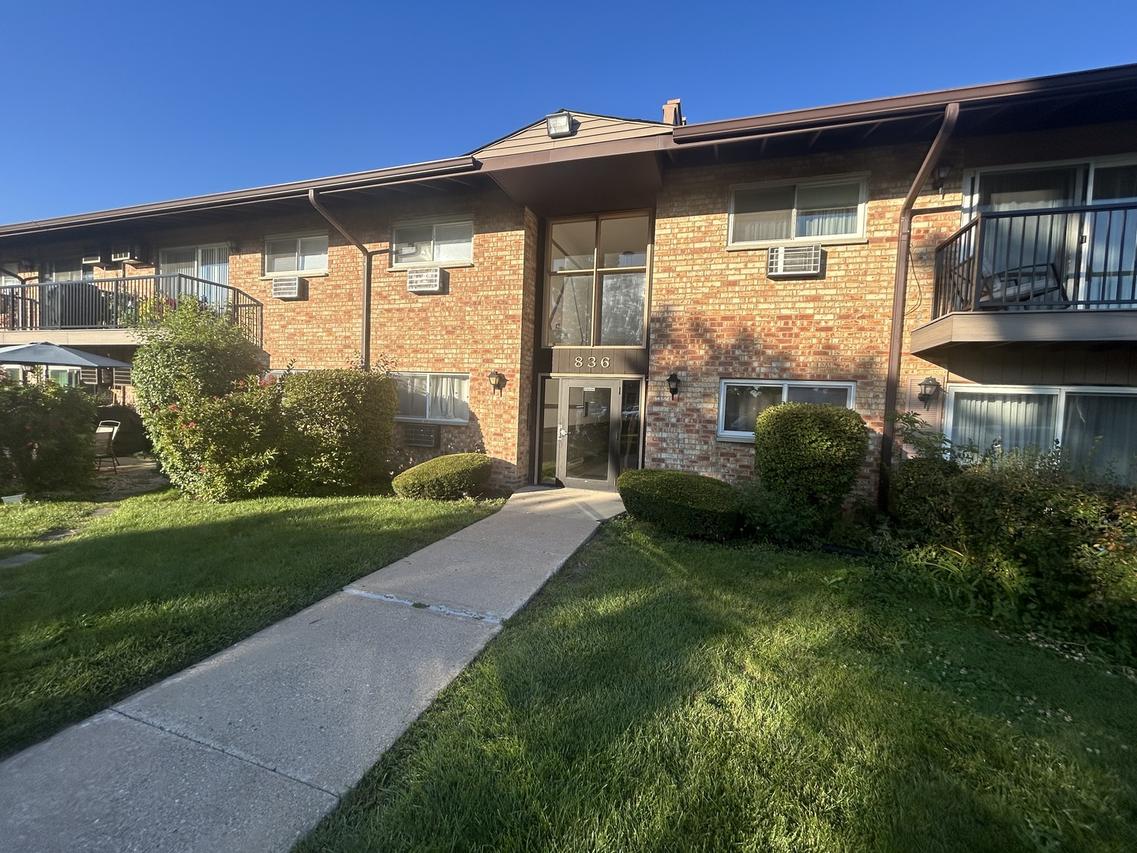836 E Old Willow Rd. #212, Prospect Heights, IL 60070