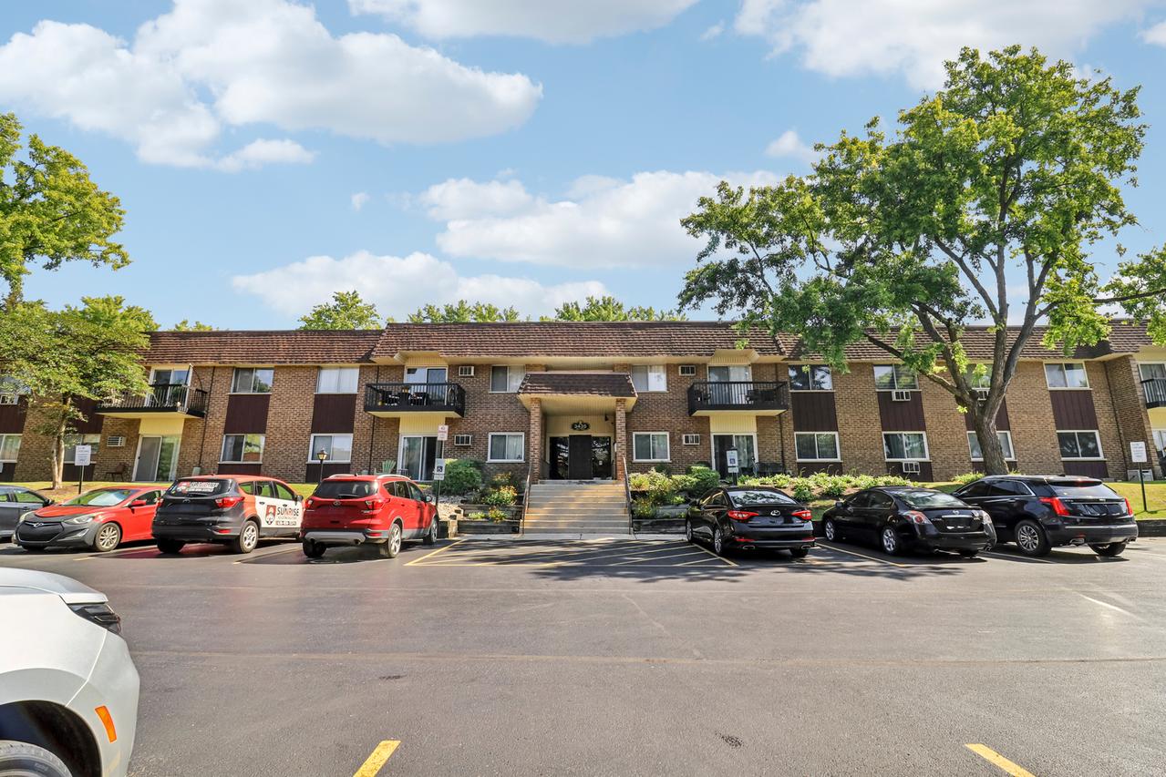 3435 83rd St. #C18, Woodridge, IL 60517