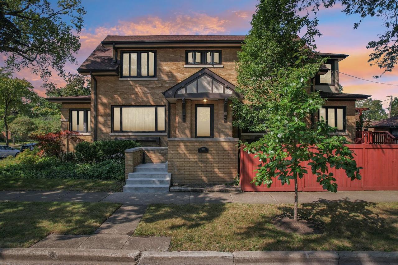 102 Le Moyne Pkwy., Oak Park, IL 60302