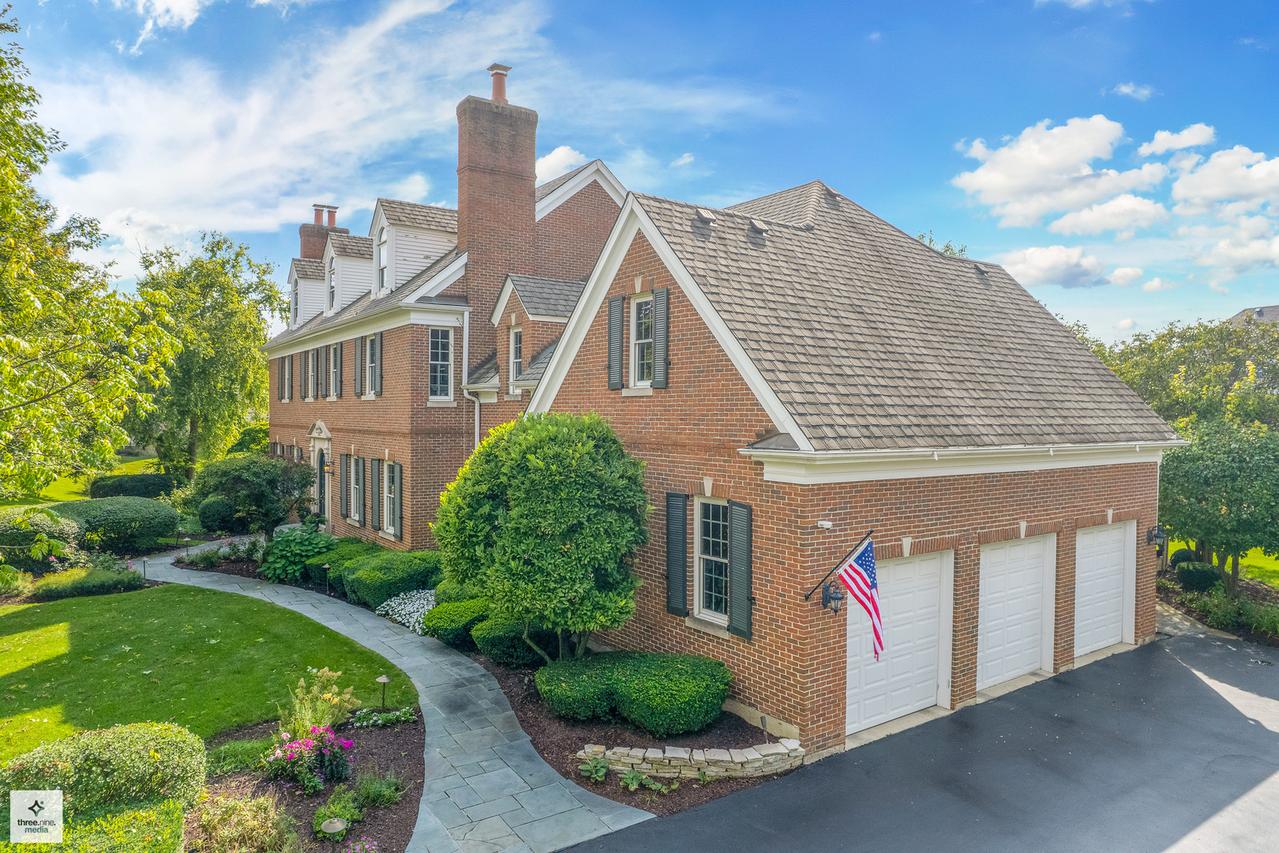 8010 Greenbriar Ct., Burr Ridge, IL 60527