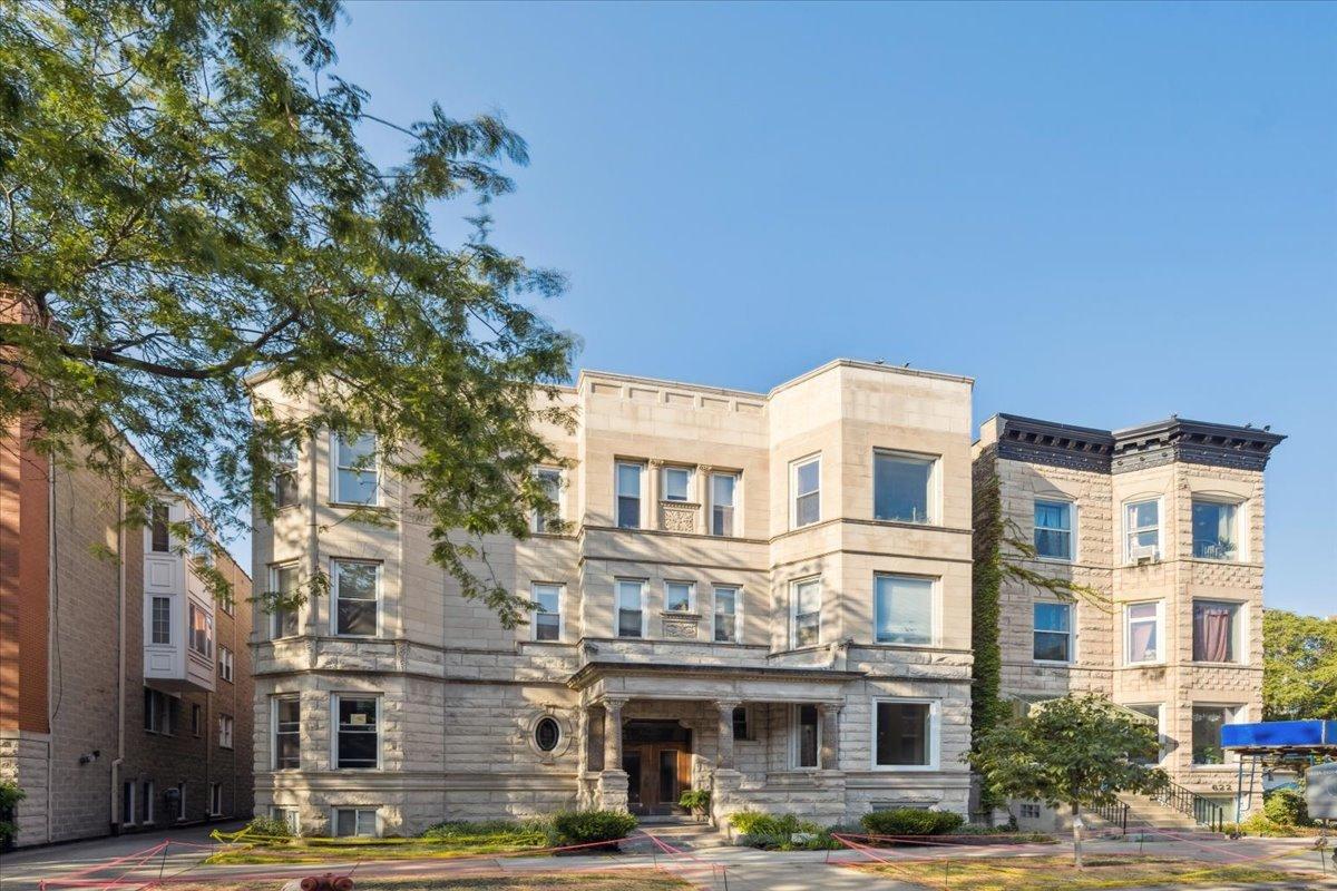 626 W Buckingham Pl. #2W, Chicago, IL 60657