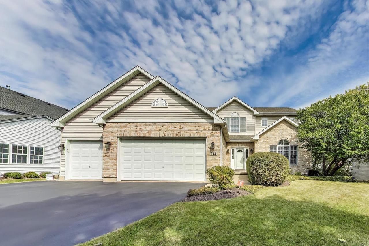 642 Lochwood Dr., Crystal Lake, IL 60012