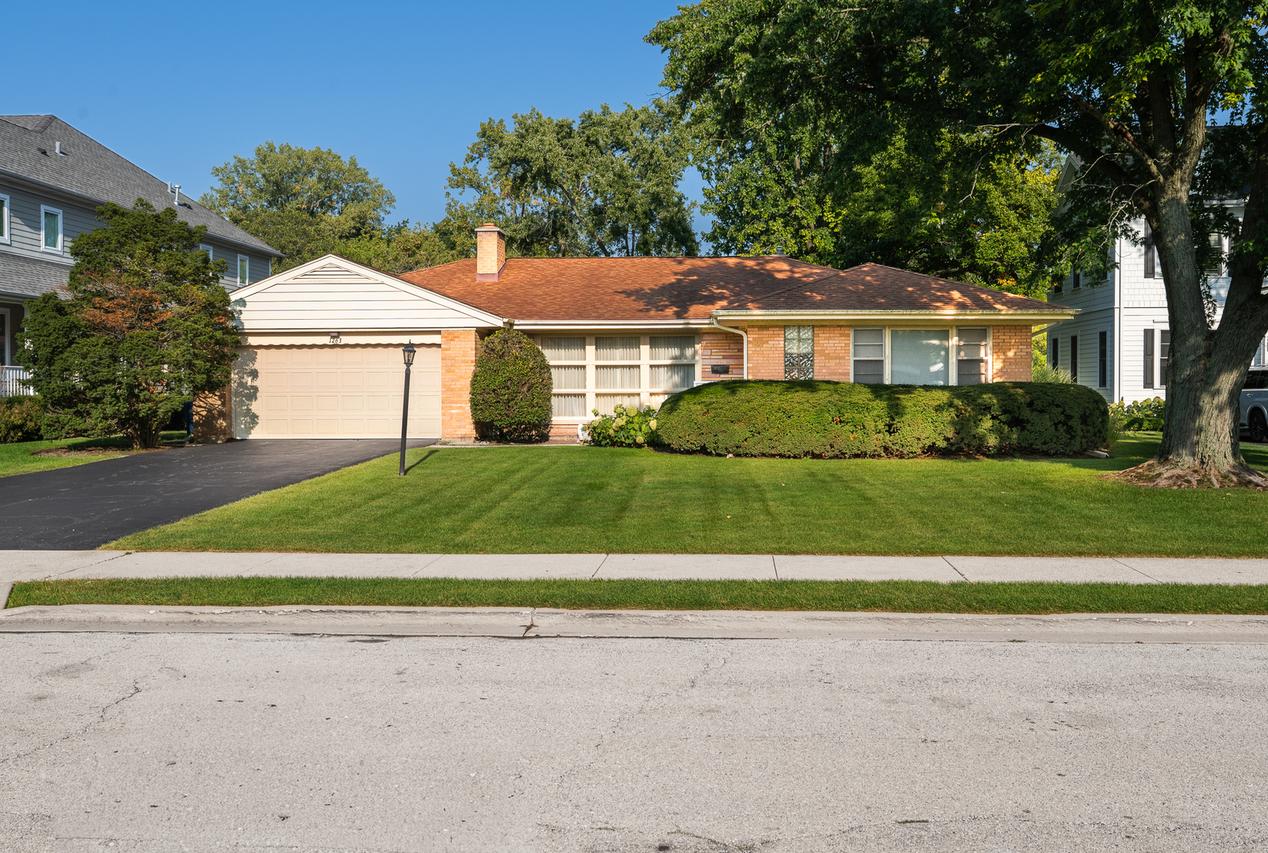 1263 Carlisle Pl., Deerfield, IL 60015