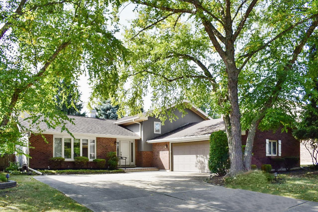 929 W Surrey Rd., Addison, IL 60101