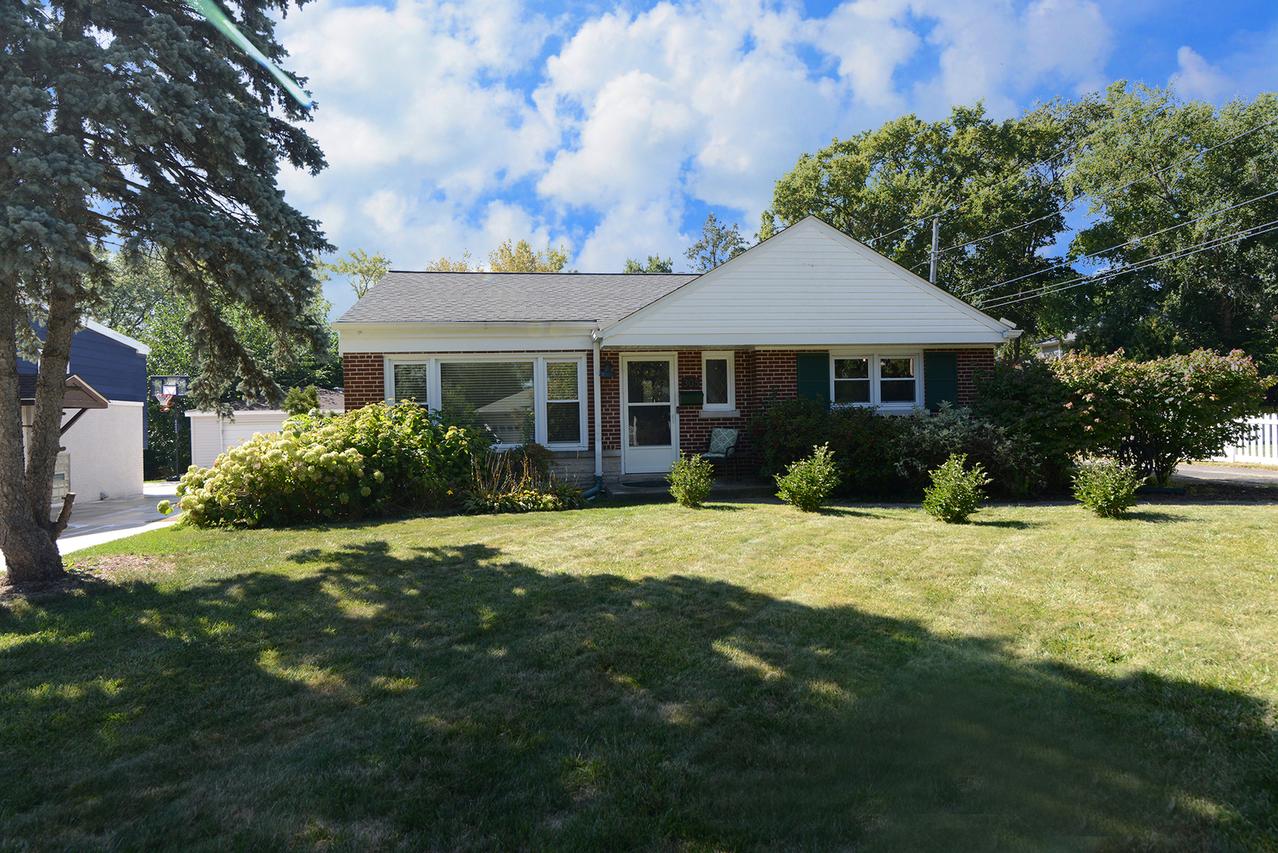 305 Maple St., Glen Ellyn, IL 60137