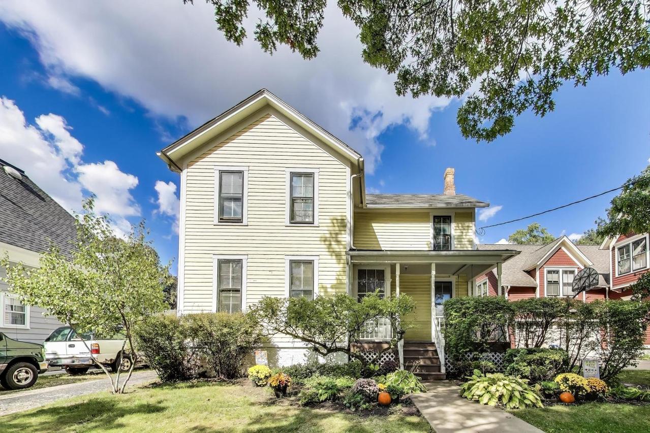 214 W Fremont St., Arlington Heights, IL 60004