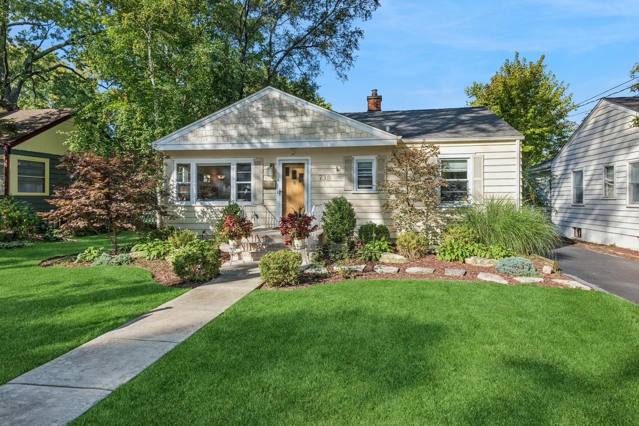 738 Pleasant Ave., Glen Ellyn, IL 60137