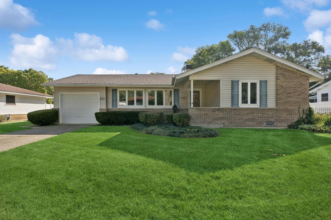 991 Cedar Ln., Elk Grove Village, IL 60007