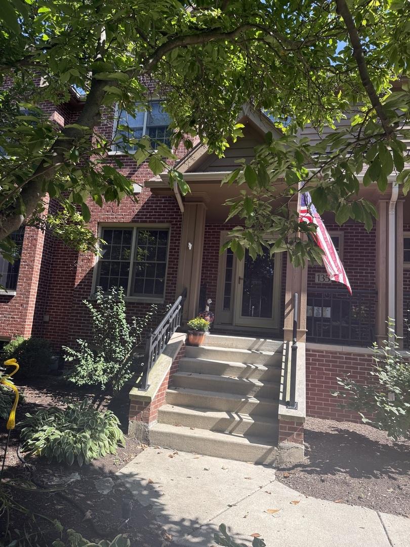 135 N Larch Ave., Elmhurst, IL 60126