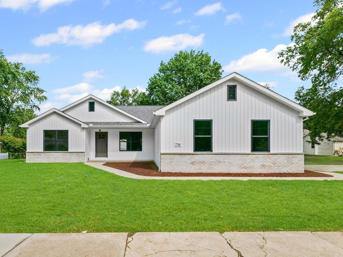 716 E Grant St., Monticello, IL 61856