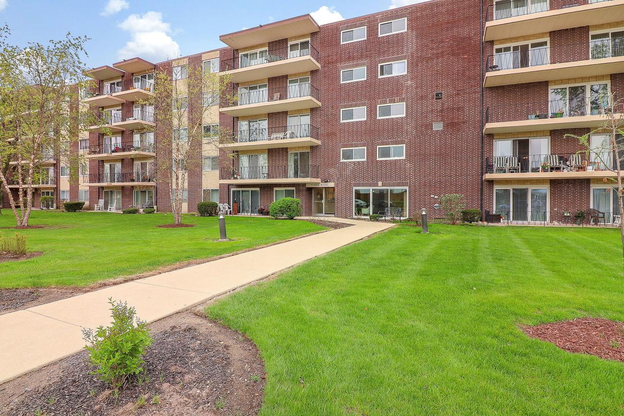 5300 Walnut Ave. #4D, Downers Grove, IL 60515