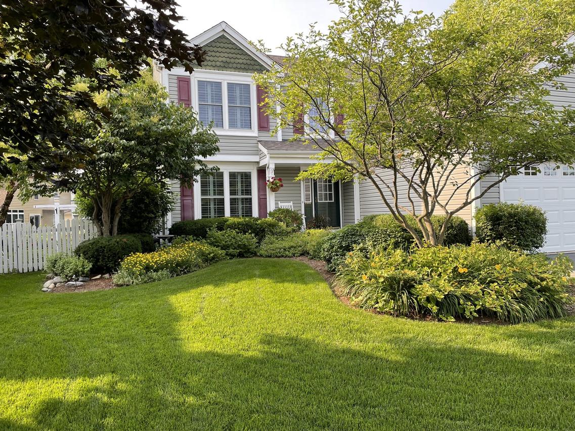 1739 Farmside Dr., Carpentersville, IL 60110