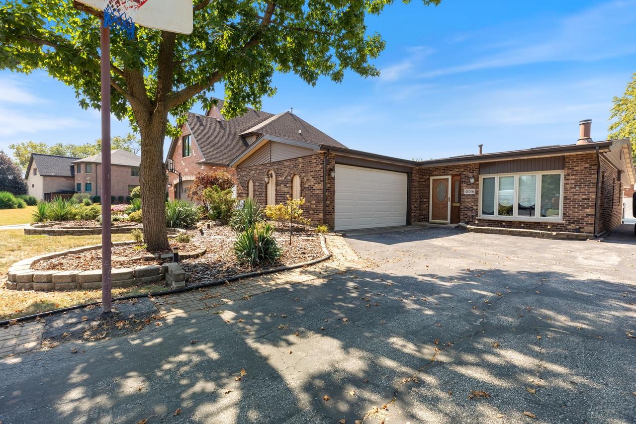 10016 Harnew Rd., Oak Lawn, IL 60453