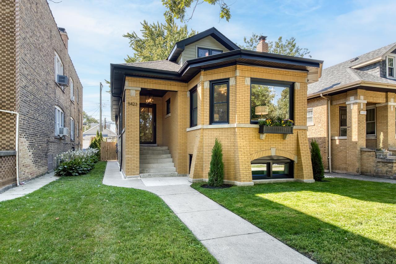 5423 W Roscoe St., Chicago, IL 60641