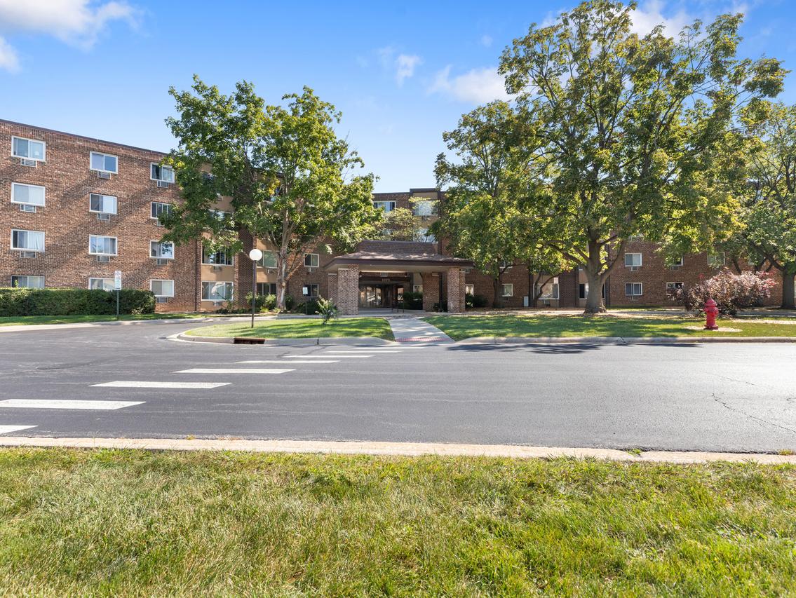 1375 Rebecca Dr. #318, Hoffman Estates, IL 60169