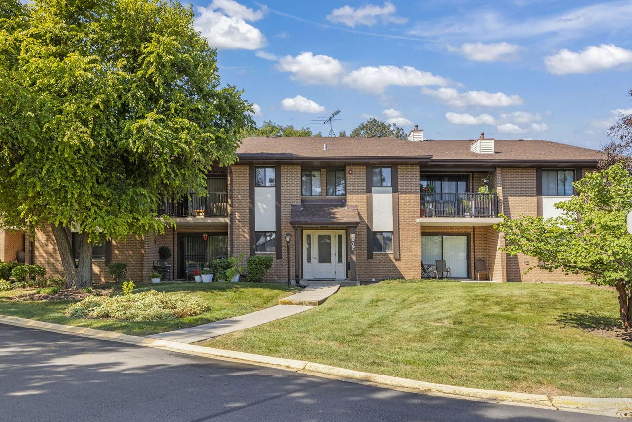 8202 Piers Dr. #1302, Woodridge, IL 60517