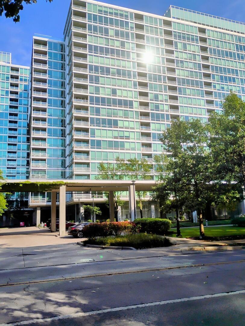 9655 Woods Dr. #517, Skokie, IL 60077