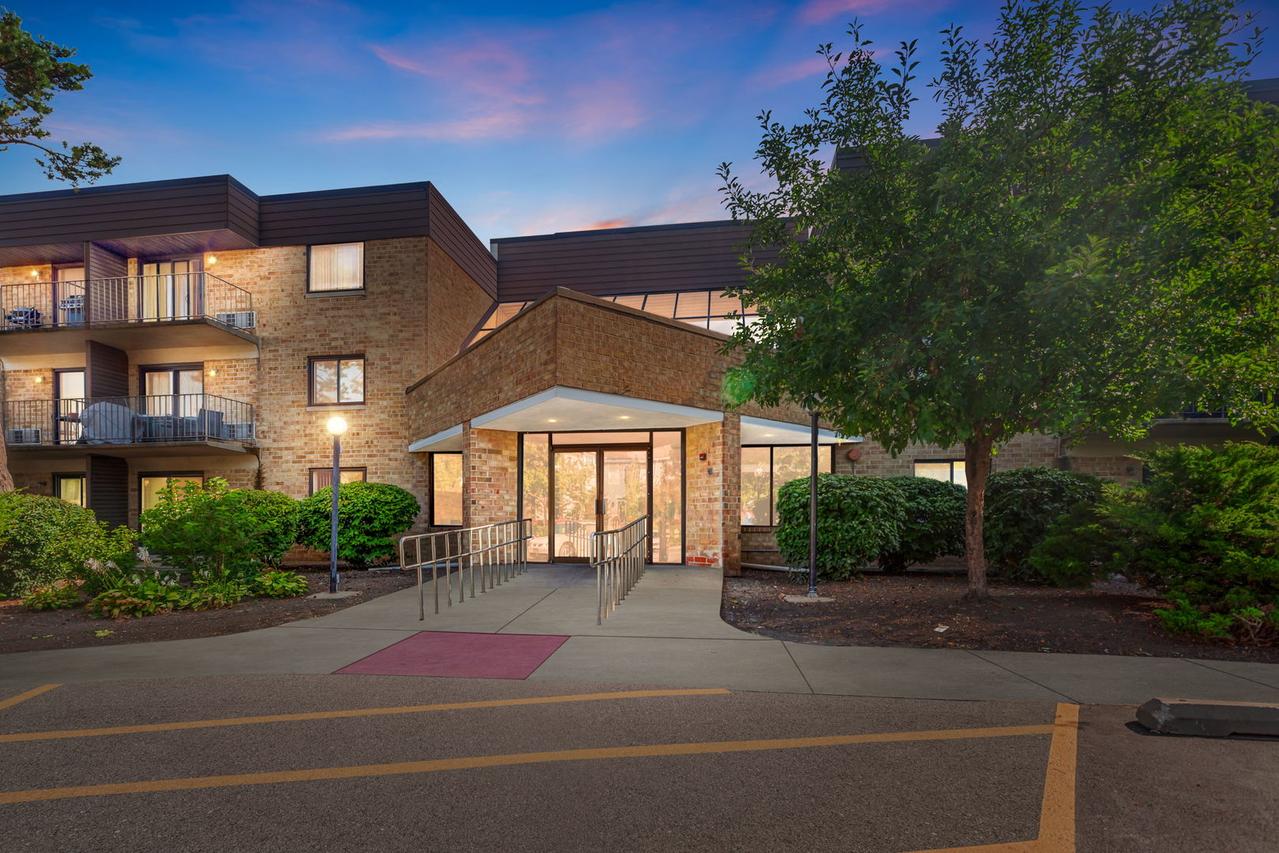 5600 Astor Ln. #103, Rolling Meadows, IL 60008