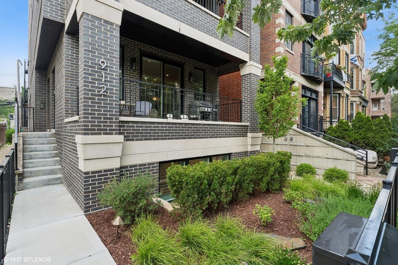 912 W Roscoe St. #1, Chicago, IL 60657