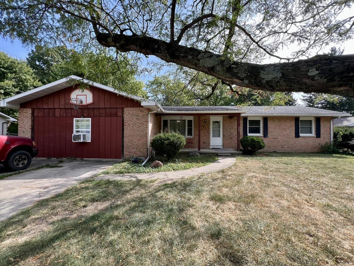 111 Magnolia Dr., Villa Grove, IL 61956