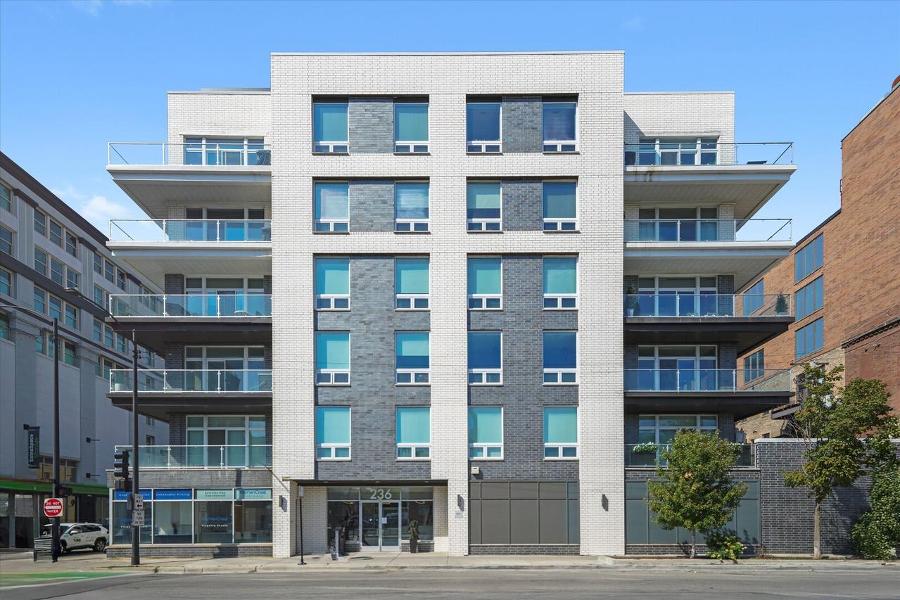 236 S Racine Ave. #302, Chicago, IL 60607