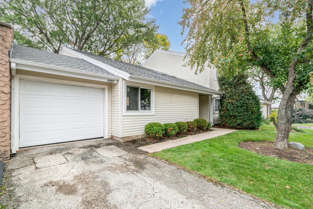 1255 E Canterbury Tr. #4, Palatine, IL 60074