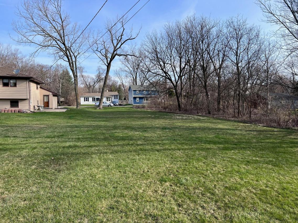 809 Menominee Dr., Lake In The Hills, IL 60156