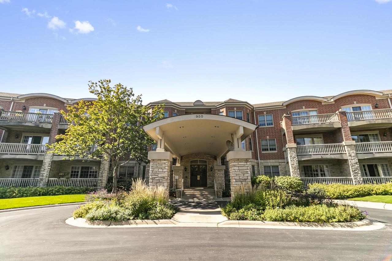 950 Augusta Way #204, Highland Park, IL 60035