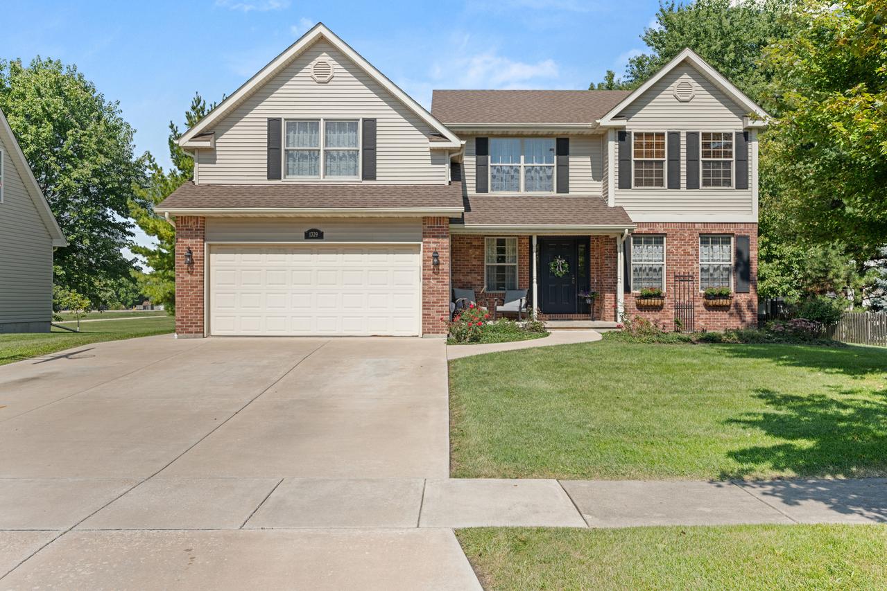 1329 Foxbend Dr., Sycamore, IL 60178