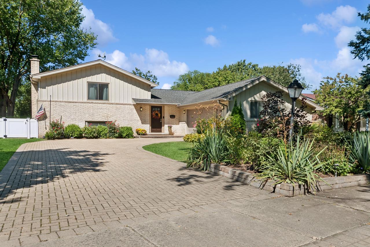 3134 Maple Leaf Dr., Glenview, IL 60026