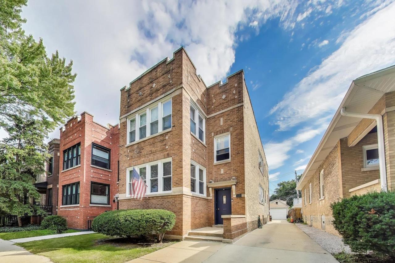 2433 W Dakin St., Chicago, IL 60618